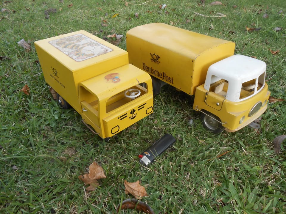 2 vintage wooden trucks - collectibles